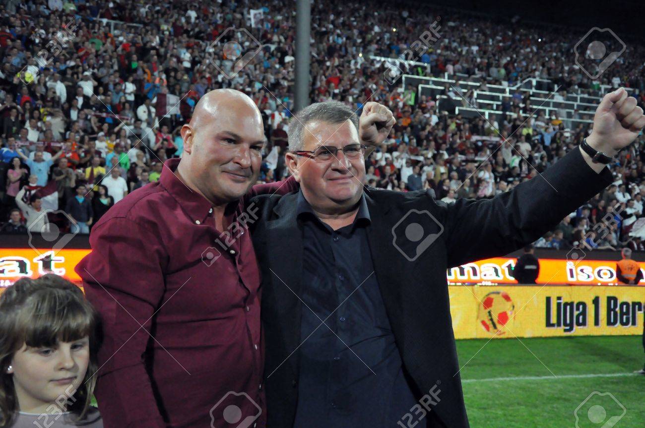 Cluj Napoca Rumanien 20 Mai Fc Cfr Cluj Fussball Club Besitzer Und Geschaftszentrums Mann Arpad Paszkany L Und Clubmanager Iuliu Muresan R Feiert Den Meistertitel Am 20 Mai 2012 In Cluj N Rumanien Lizenzfreie