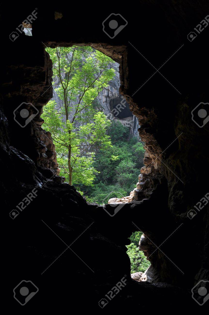 地下洞窟の内部から入り口シルエット ビュー の写真素材 画像素材 Image