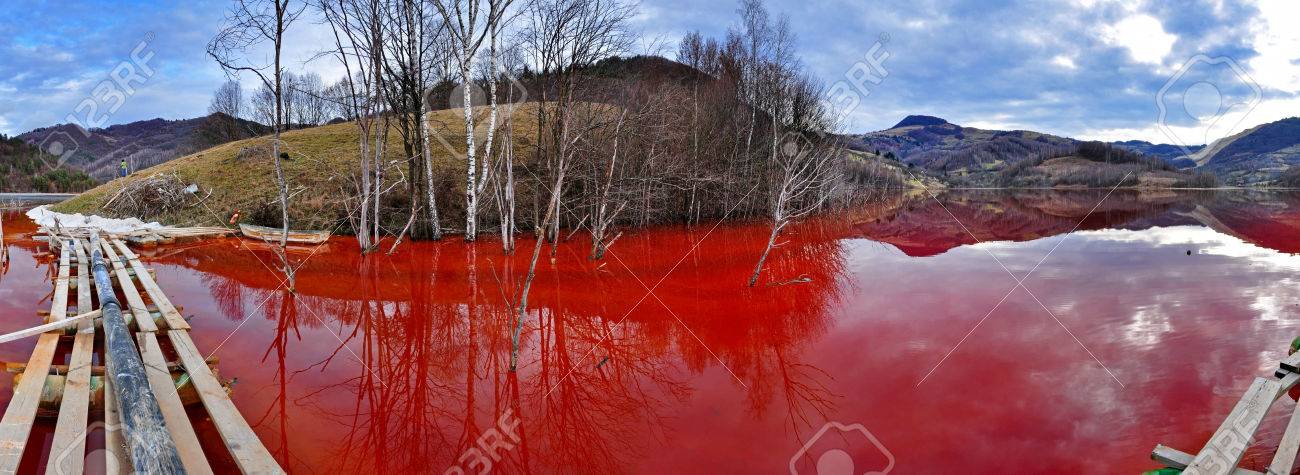 環境災害湖 Geamana ロジア モンタナ ルーマニアの鉱山からの汚染された水でいっぱいのパノラマ の写真素材 画像素材 Image 環境災害湖 Geamana ロジア モンタナ ルーマニアの鉱山からの汚染された水でいっぱいのパノラマ の写真素材 画像素材 Image