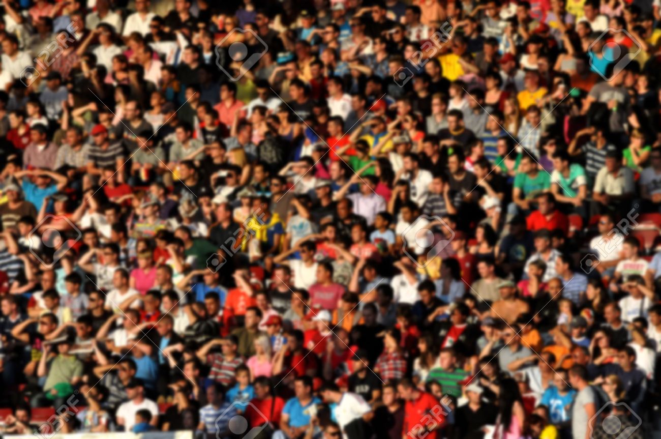 Verschwommene Menschenmenge Bei Einem Fussballspiel In Einem Stadion Lizenzfreie Fotos Bilder Und Stock Fotografie Image 36349558