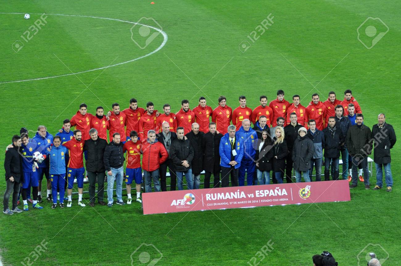 ルーマニア スペインの親善試合前にウォーム アップ中に フィールドでの集合写真を作るスペインのクルージュ ナポカ ルーマニア 16 年 3 月 26 日 国立サッカー チーム の写真素材 画像素材 Image