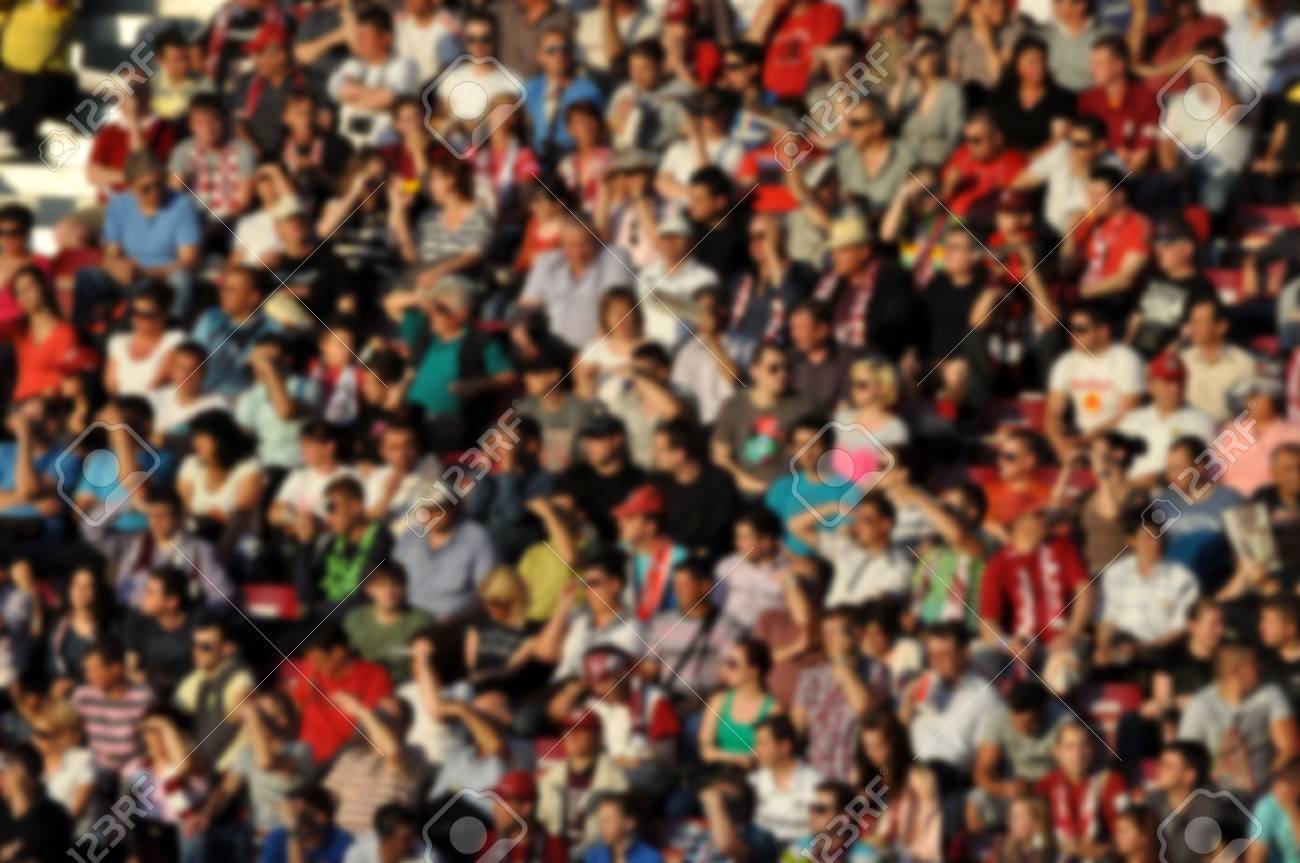 Menschenmenge In Einem Stadion Unscharfe Kopfe Und Gesichter Der Zuschauer Lizenzfreie Fotos Bilder Und Stock Fotografie Image 56965429