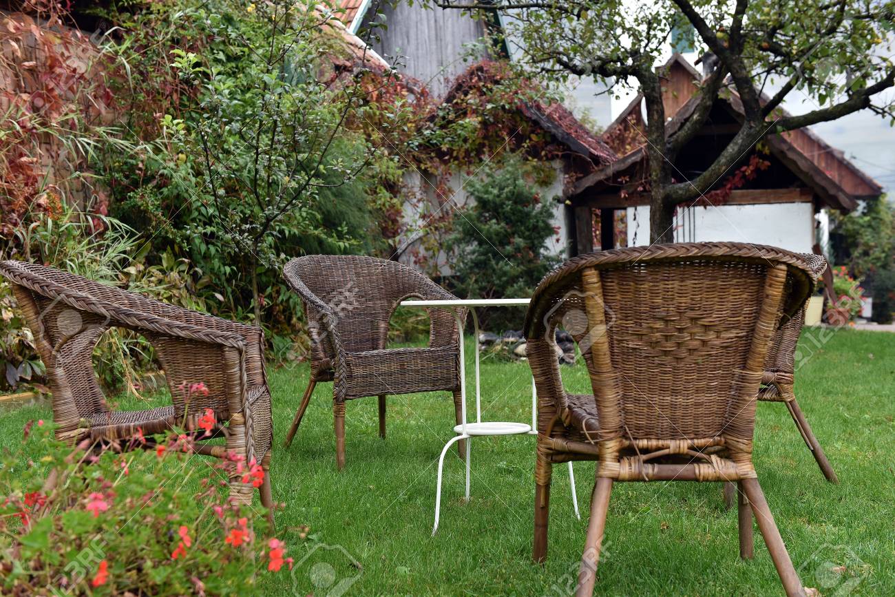 Rattan Stuhle Und Weisses Tisch In Einem Garten Raucherbereich Lizenzfreie Fotos Bilder Und Stock Fotografie Image 65236226