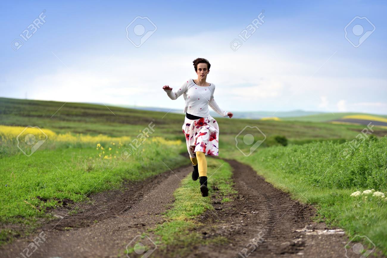 Femme Qui Court En Robe