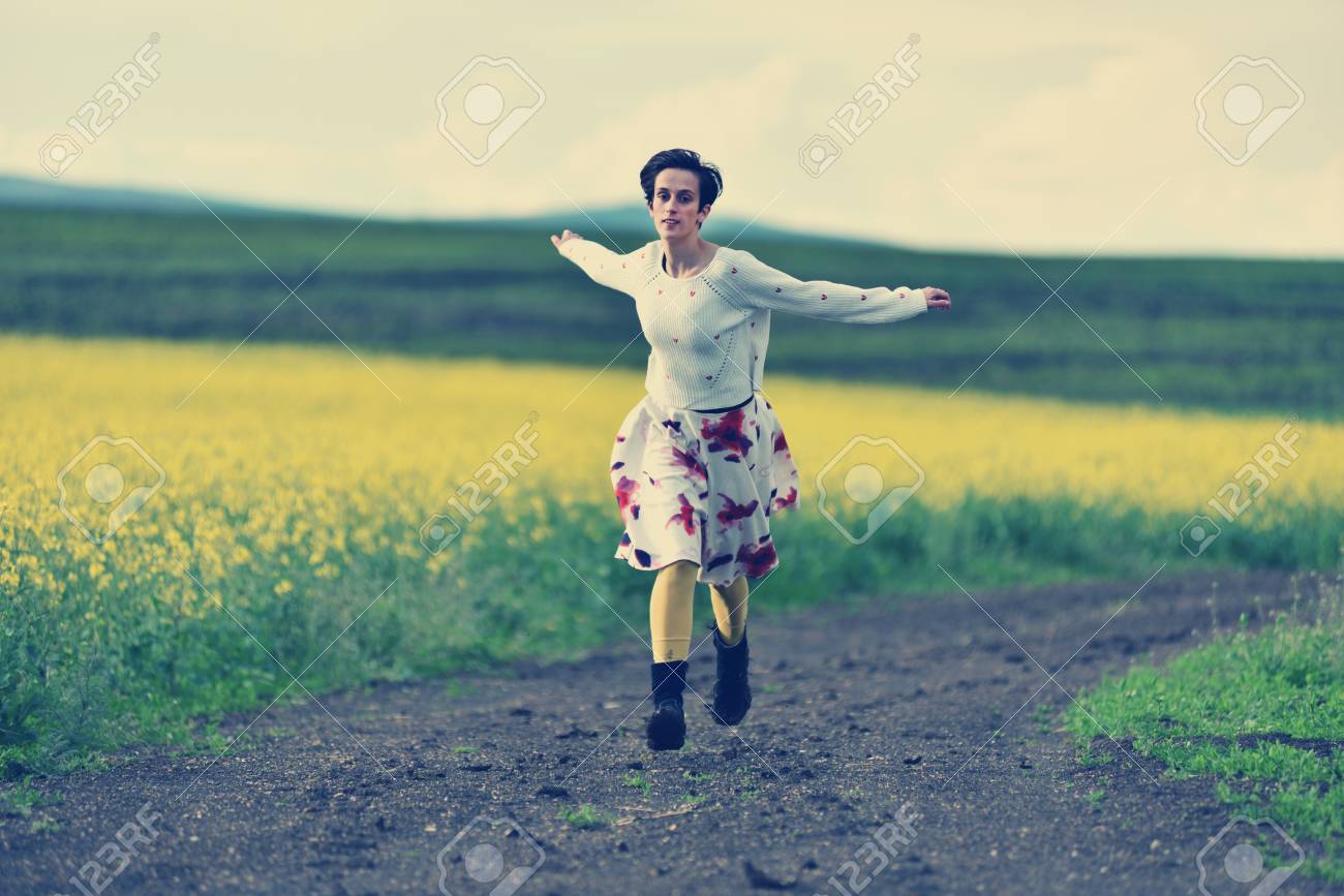 若い女の子の田舎道を実行しています 自由の概念 の写真素材 画像素材 Image