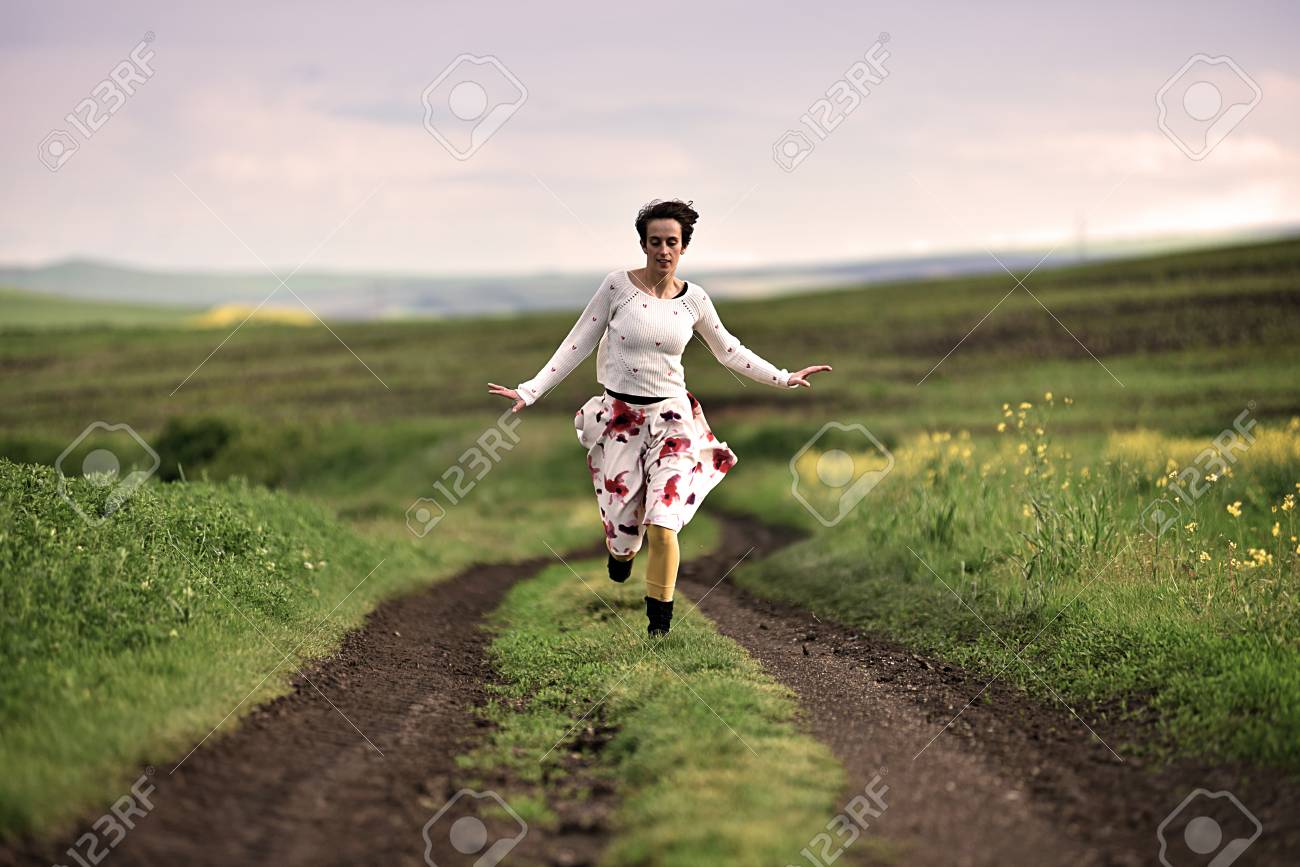 幸せな女の田舎道を実行しています 自由の概念 の写真素材 画像素材 Image