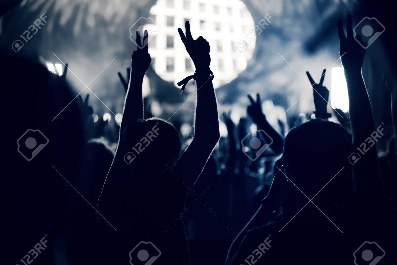Foule A Un Concert De Musique Avec Les Mains En L Air Image Tonique Banque D Images Et Photos Libres De Droits Image 74484038