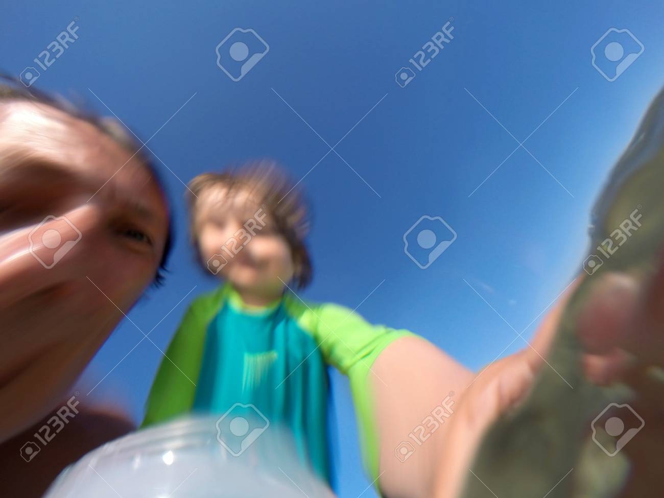 父と娘の幼児の海を楽しんでします 水 水中ビューを通して歪んだ顔を見る の写真素材 画像素材 Image