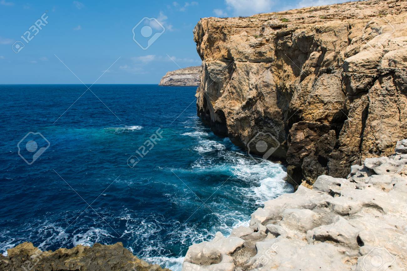 Felsige Kuste Und Meer Blaues Loch Und Das Eingesturzte Azure Fenster In Dwejra Bay Gozo Malta Lizenzfreie Fotos Bilder Und Stock Fotografie Image 85338803