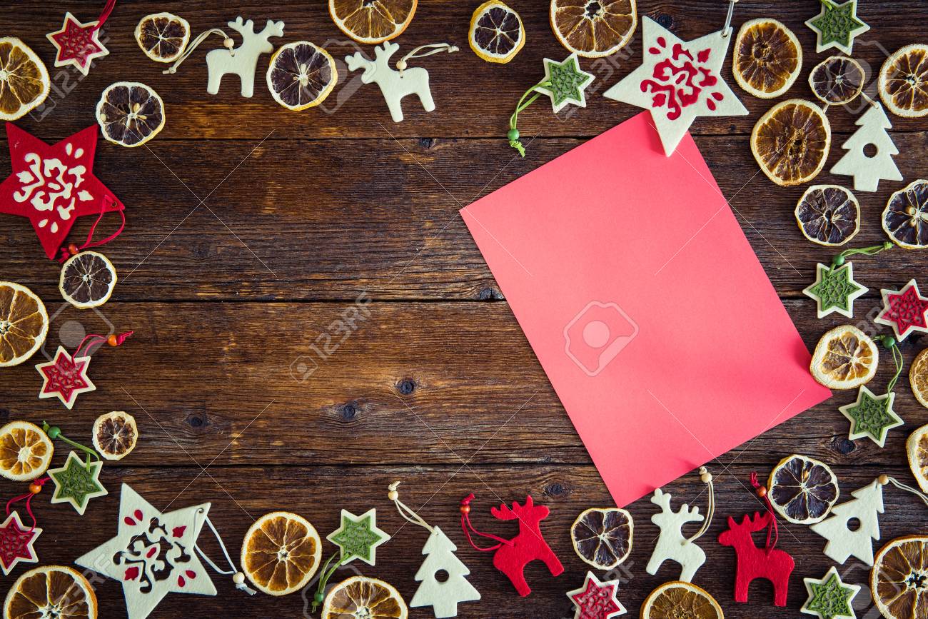 手作りのクリスマス飾りし 木製の背景にオレンジ スライスを乾燥します サンタの紙への手紙 の写真素材 画像素材 Image 2222