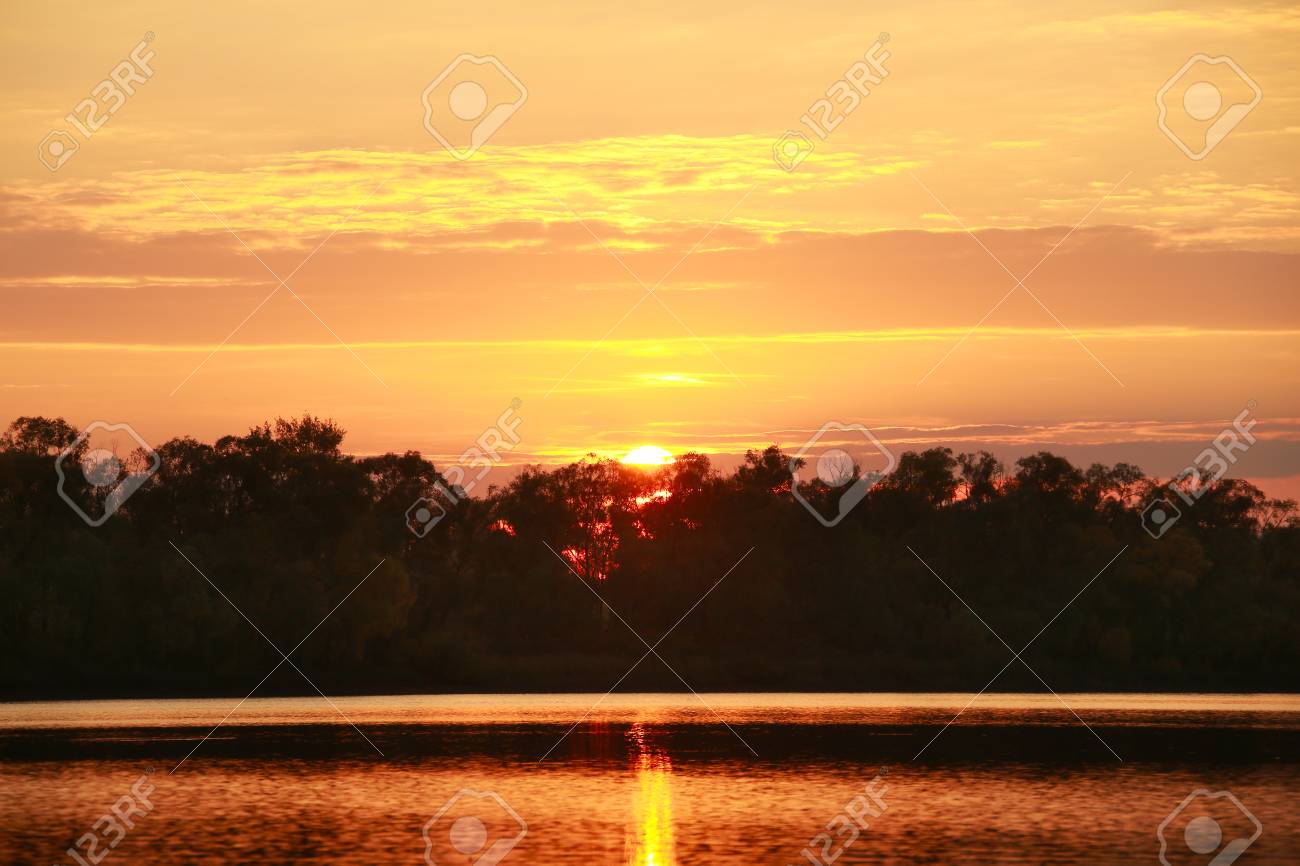 川の静かな秋の夕暮れに沈む夕日を絵のような風景 の写真素材 画像素材 Image
