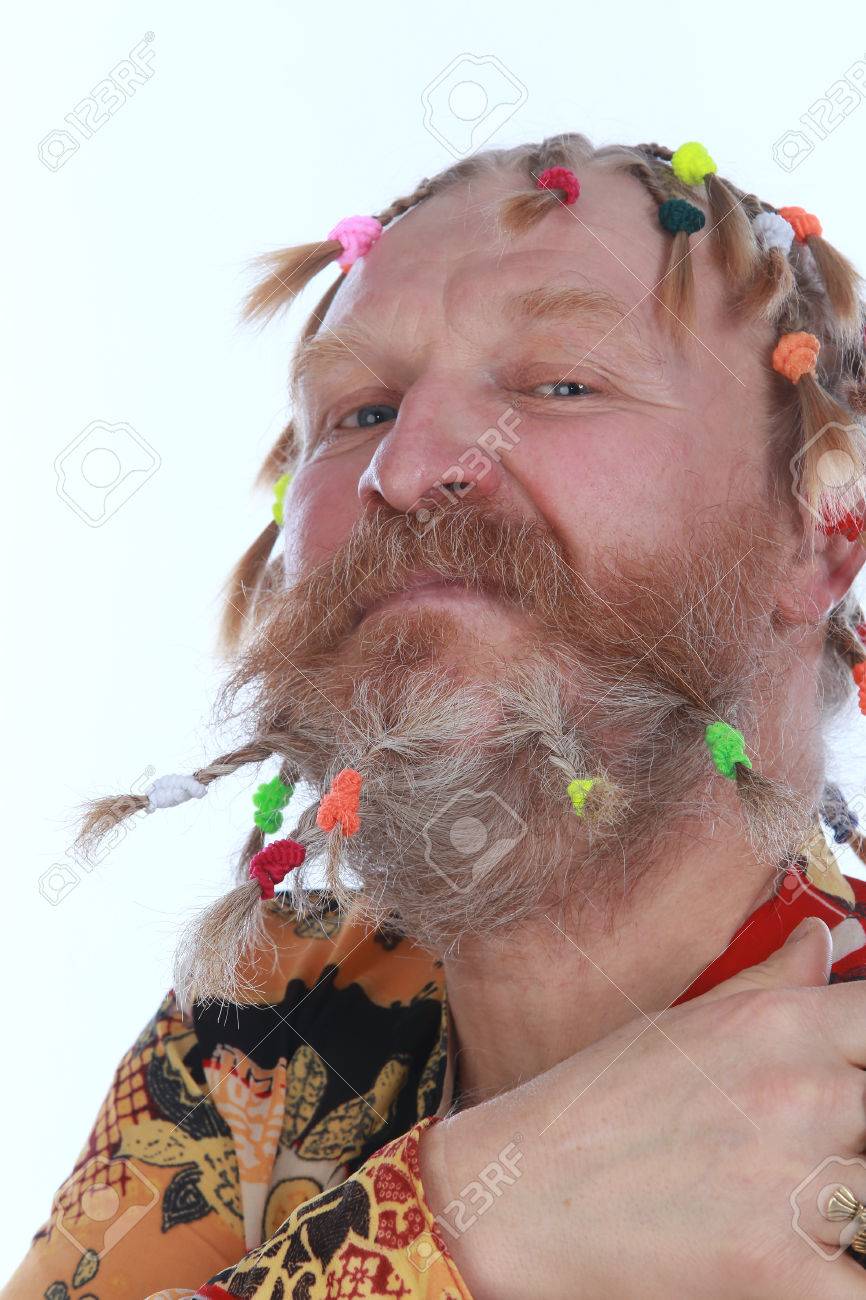 Banque d\u0027images , Portrait en gros plan d\u0027un homme aux tresses, moustache et barbe en chemise colorée sur fond blanc studio