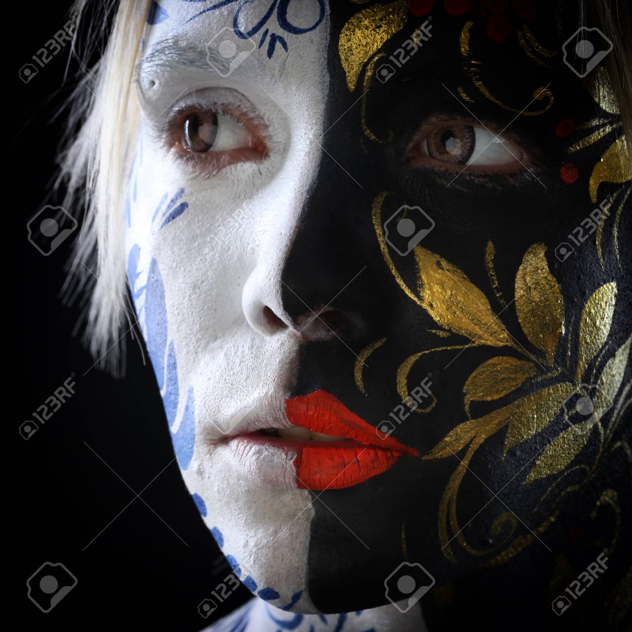 黒の背景のスタジオにホフロマの Gzhel スタイルで女の子の身体芸術の肖像画 の写真素材 画像素材 Image