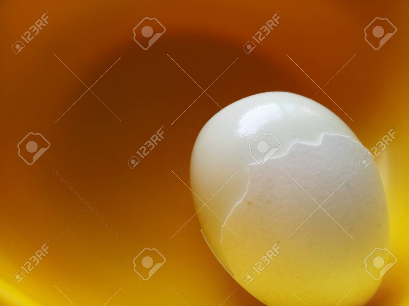 ひび割れた殻を持つゆで卵 の写真素材 画像素材 Image