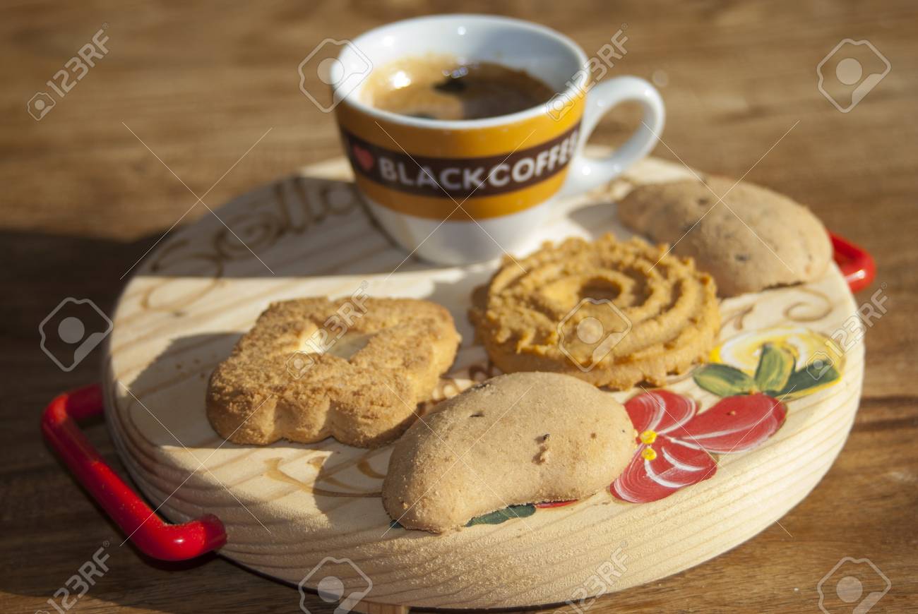 イタリアの朝食のエスプレッソとビスケット の写真素材 画像素材 Image 18382735