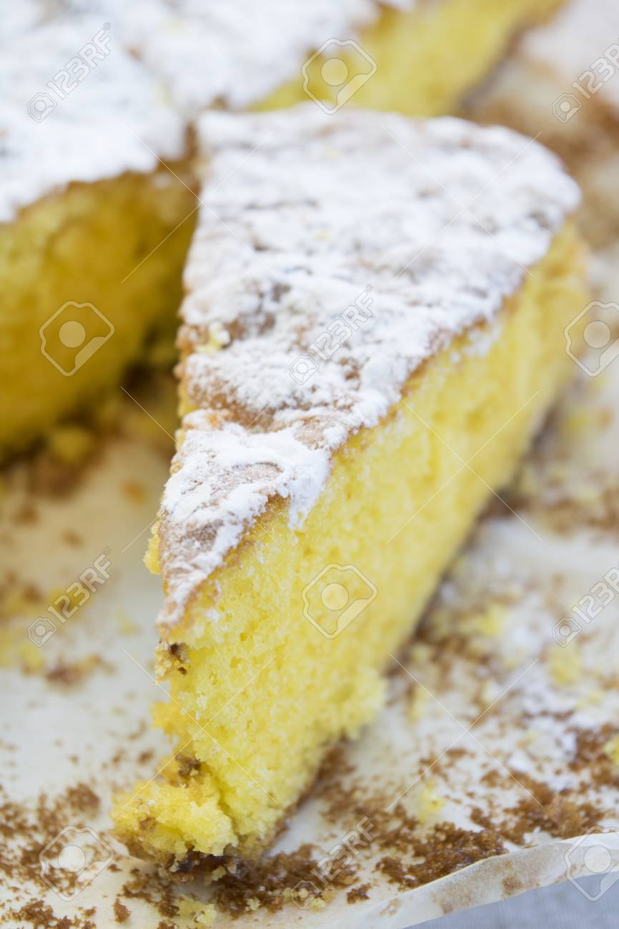Une Tranche De Genoise Avec Du Sucre Glace Et Des Miettes Eparses Banque D Images Et Photos Libres De Droits Image