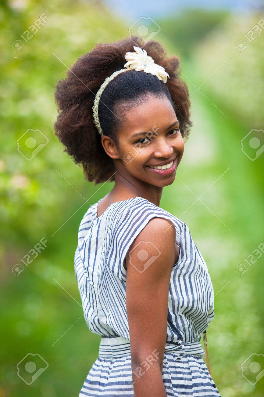 若くてきれいなアフリカ系アメリカ人女性 黒人の屋外のポートレート の写真素材 画像素材 Image 2166 若くてきれいなアフリカ系アメリカ人女性 黒人の屋外のポートレート の写真素材 画像素材 Image 2166