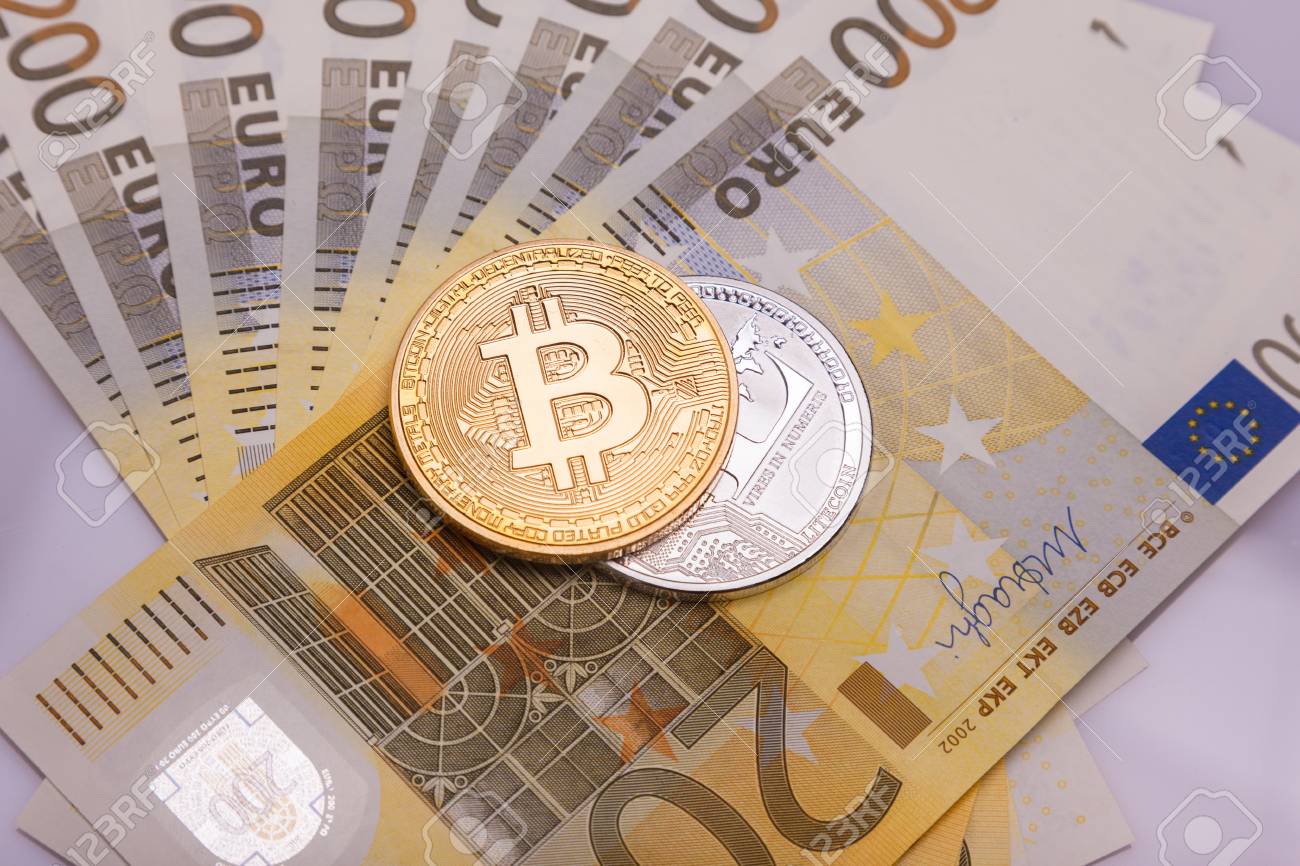 Bitcoin Btc Moneda Criptográfica Más De 200 Billetes De Banco En Euros  Fotos, retratos, imágenes y fotografía de archivo libres de derecho. Image  108586089