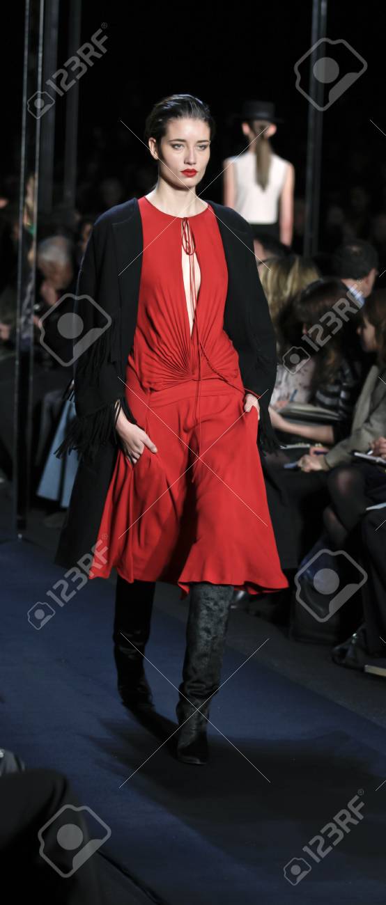 ダイアン フォン ファステンバーグ コレクション メルセデス ベンツ秋 冬 11年ファッション ウィークでイヴァン Mispelaere 11 年 2 月 13 日にニューヨーク市でのニューヨーク 2 月 13 日 モデル散歩滑走路 の写真素材 画像素材 Image