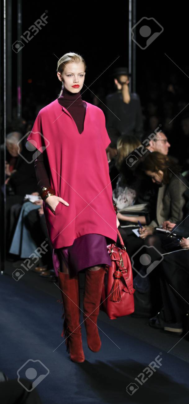 ダイアン フォン ファステンバーグ コレクション メルセデス ベンツ秋 冬 11年ファッション ウィークでイヴァン Mispelaere 11 年 2 月 13 日にニューヨーク市でのニューヨーク 2 月 13 日 モデル散歩滑走路 の写真素材 画像素材 Image