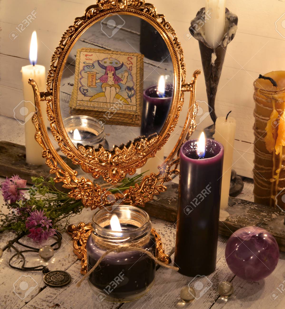 魔法の鏡と黒い蝋燭をクローズ アップ 占いとハロウィンのコンセプト 魔女テーブル上の神秘的な魔法のオブジェクトと神秘的な背景 の写真素材 画像素材 Image