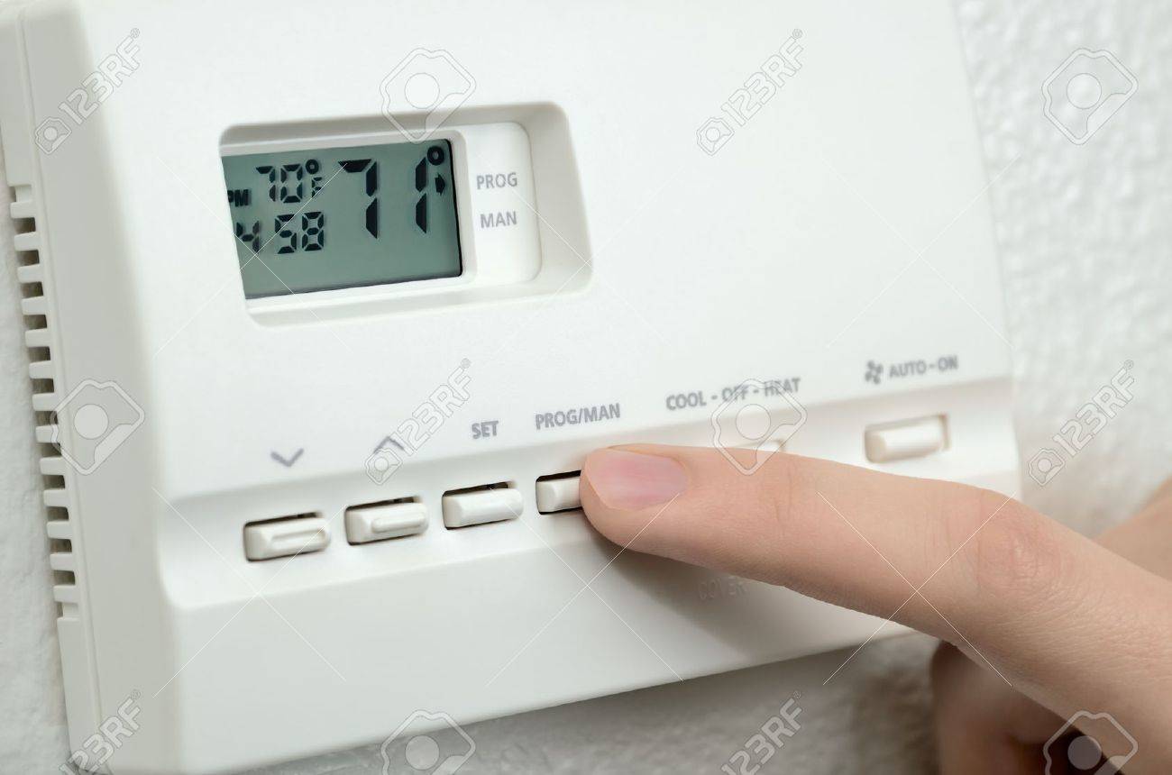 デジタル サーモスタットの指押しボタン の写真素材 画像素材 Image