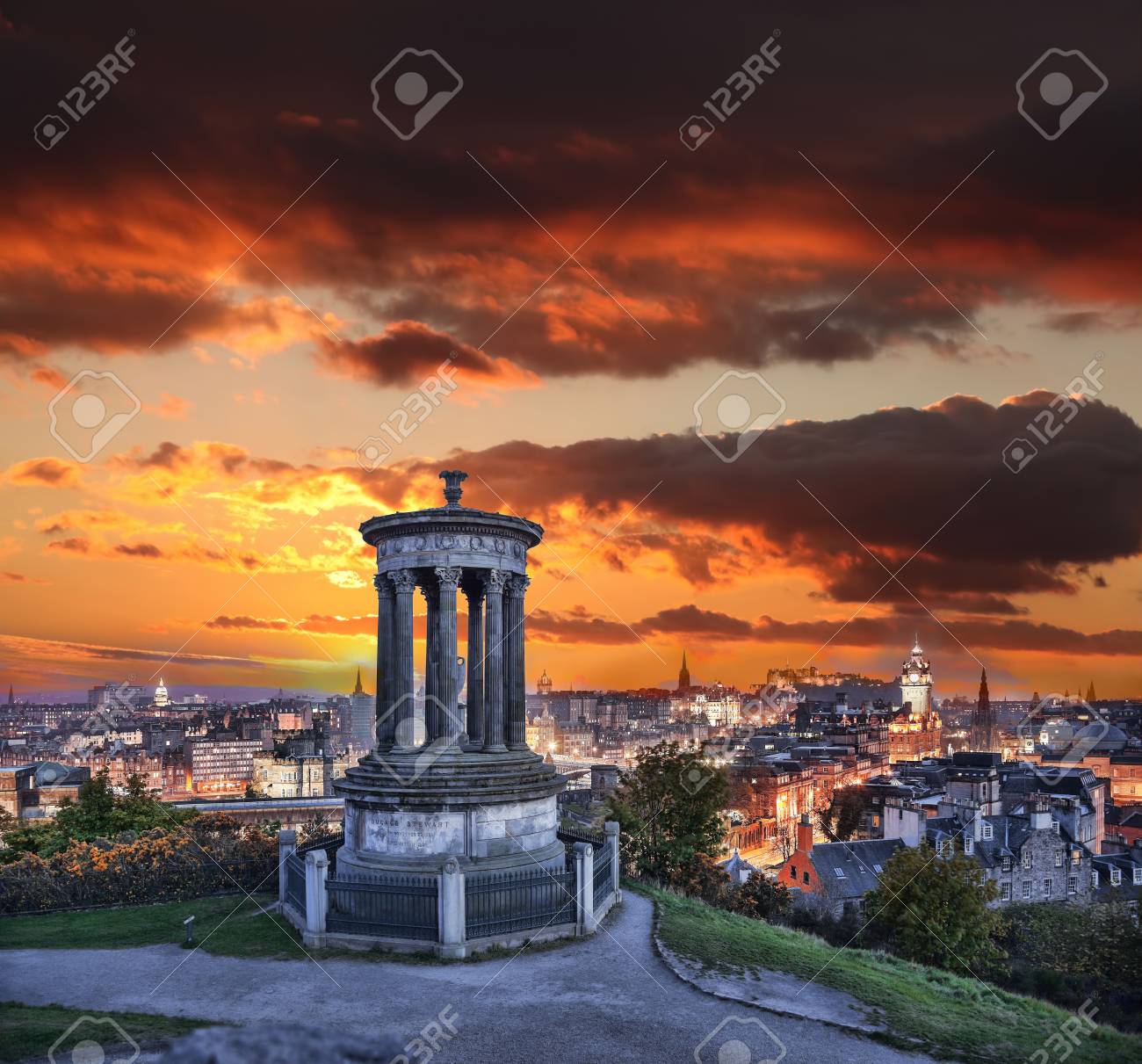 スコットランドにカールトン ヒルと夕日に対してエディンバラ の写真素材 画像素材 Image スコットランドにカールトン ヒルと夕日に対してエディンバラ の写真素材 画像素材 Image