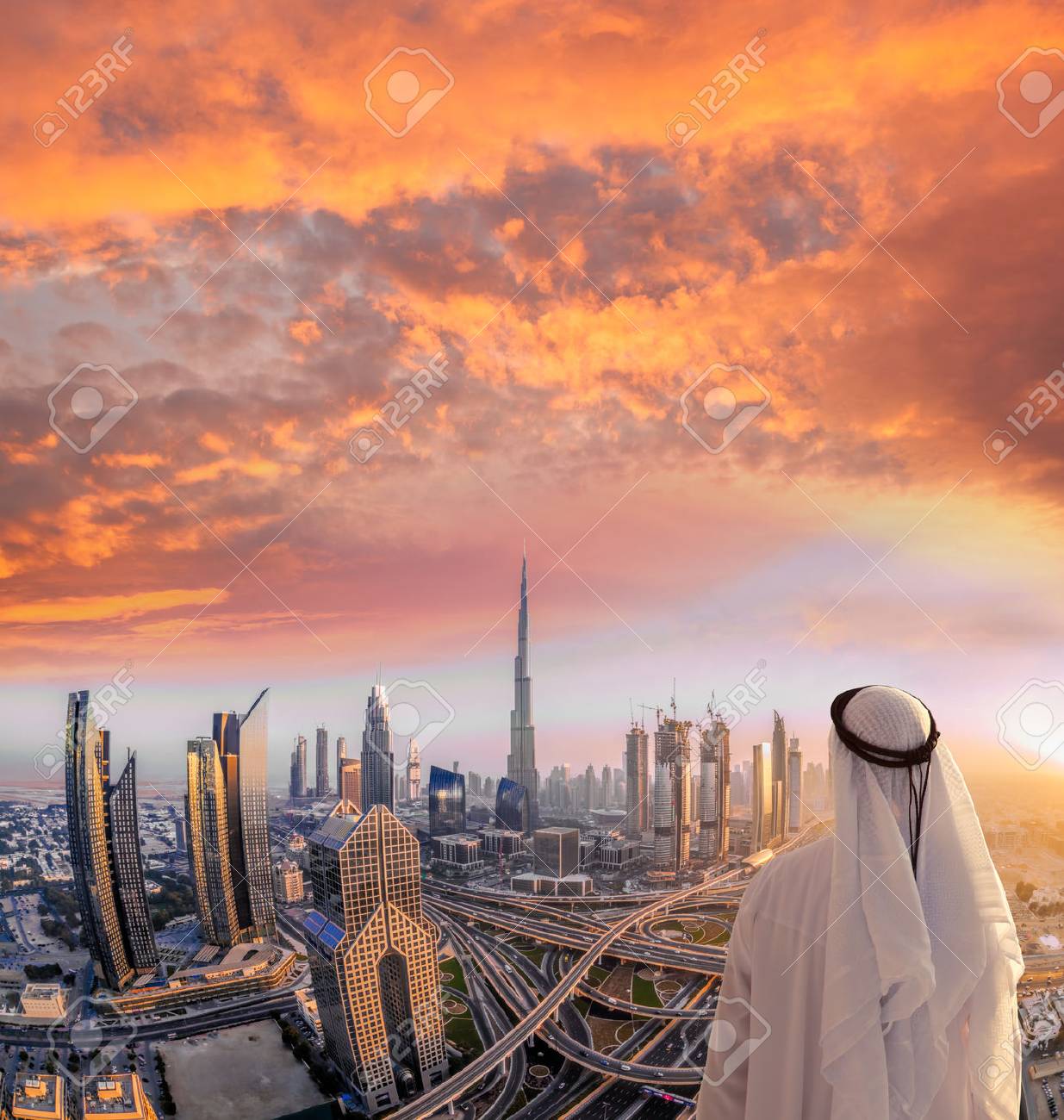 アラブ首長国連邦の近代未来的な建築でドバイの街並みを眺めているアラビアンマン の写真素材 画像素材 Image