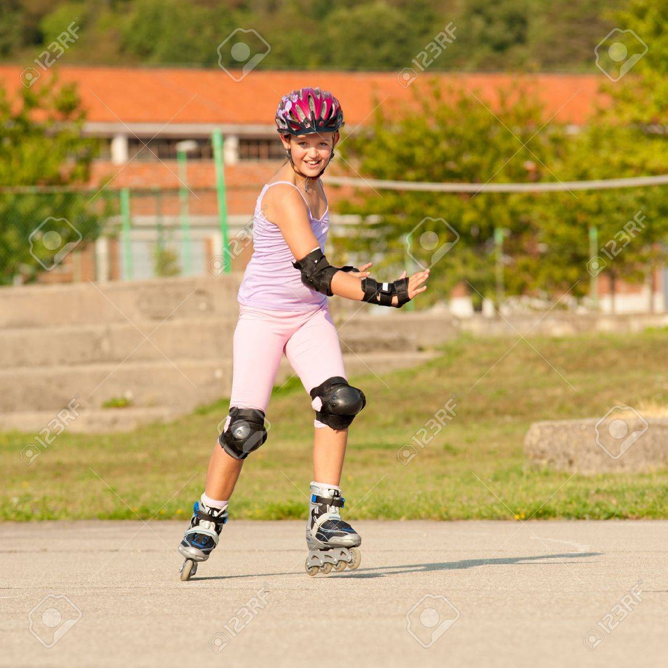 子どもの遊び場のかわいい若い女の子のローラー スケート の写真素材 画像素材 Image