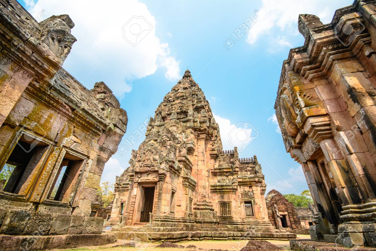 Phanomrung は 五月晴れの日に青い空とタイ ブリラム県で古代の砂石の城の名前 の写真素材 画像素材 Image