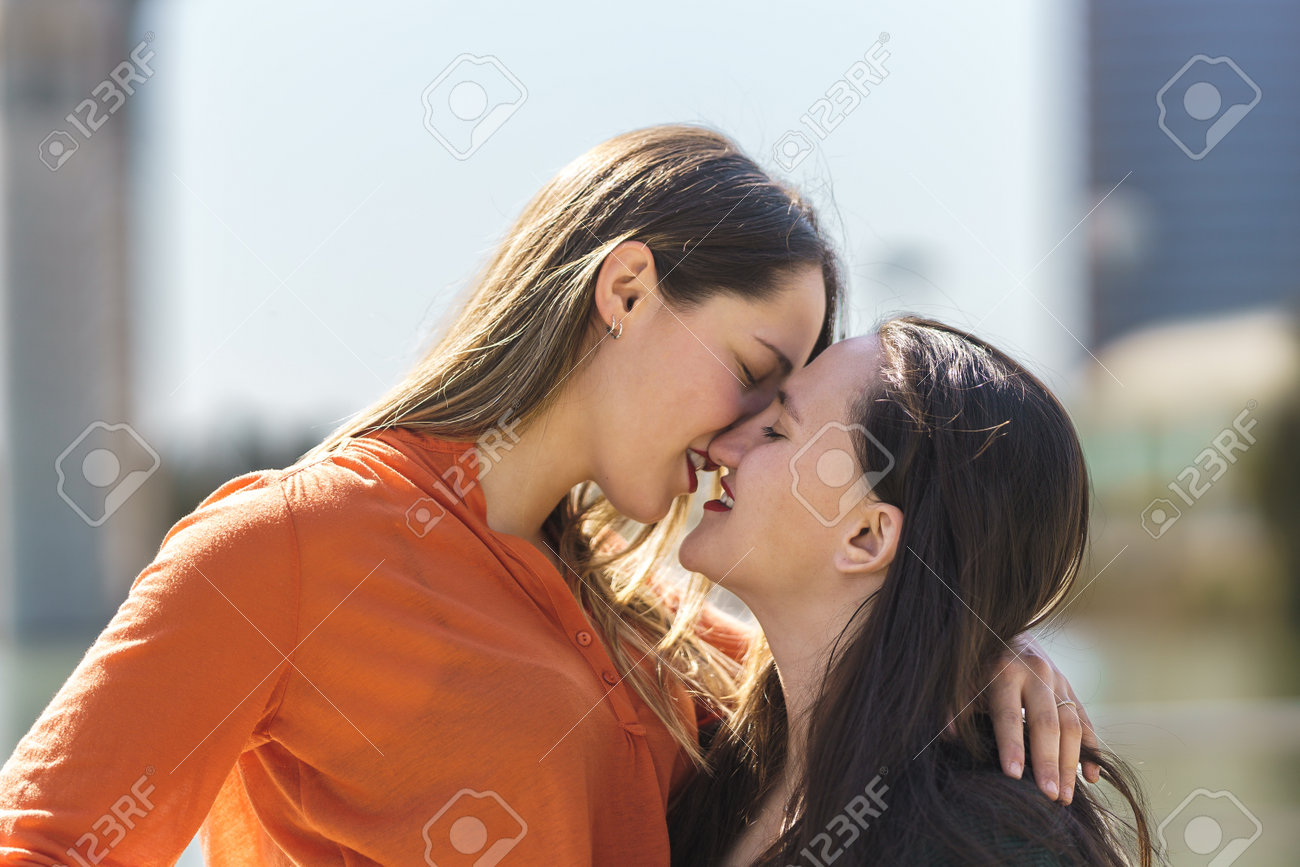 2 lesbians kissing