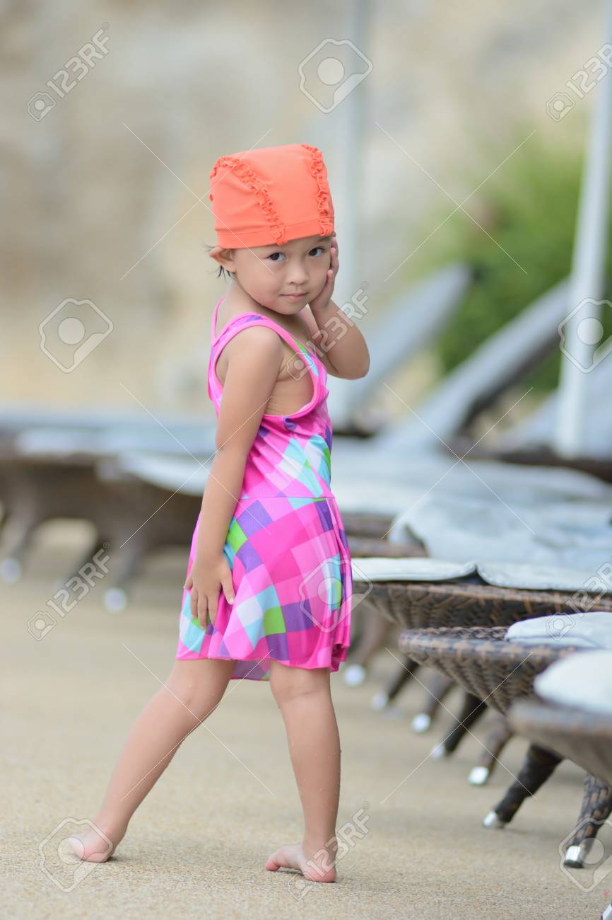 プールでの水着姿は 4 歳までアジアの女の子 の写真素材 画像素材 Image