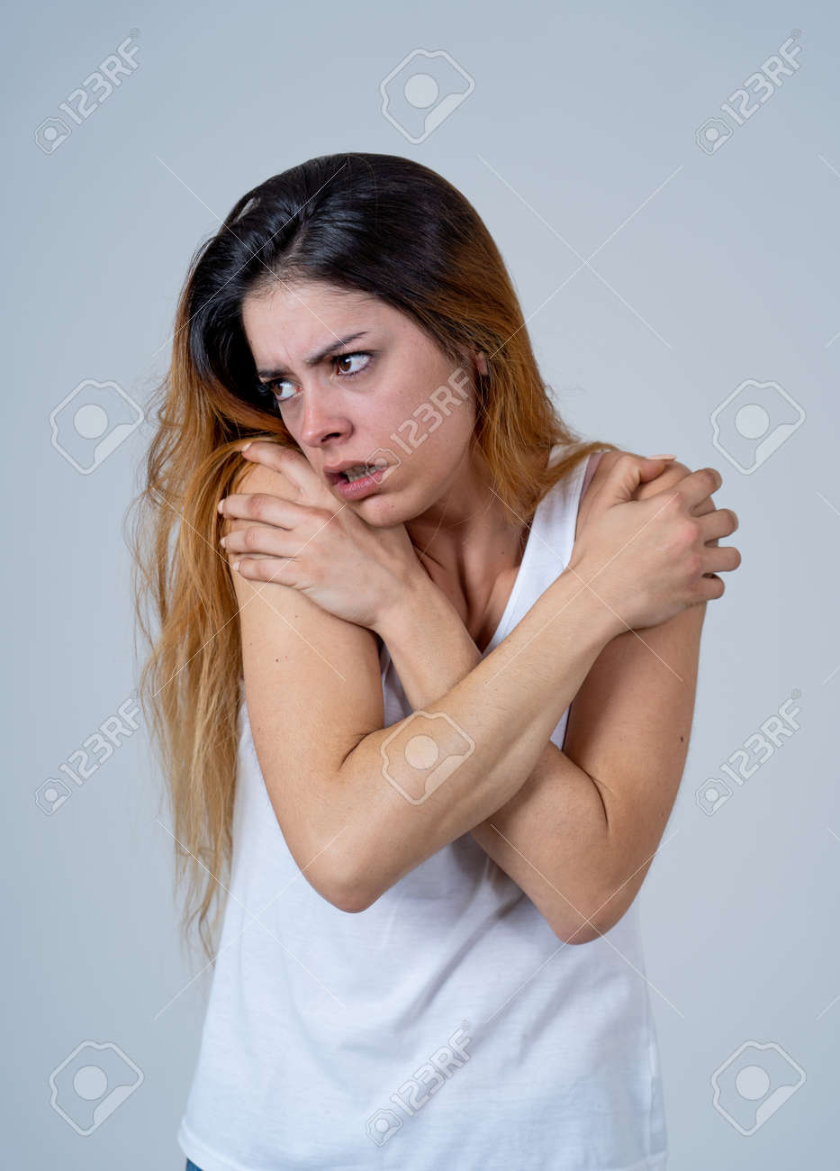 女　苦しむ　表情 うつ病に苦しむ若い女性は、惨めな絶望的で自殺的な感じ。苦しみの中で泣いている落ち込んだ十代の女性の肖像画。表情  人間の感情とメンタルヘルスの概念。の写真素材・画像素材 Image 125499437