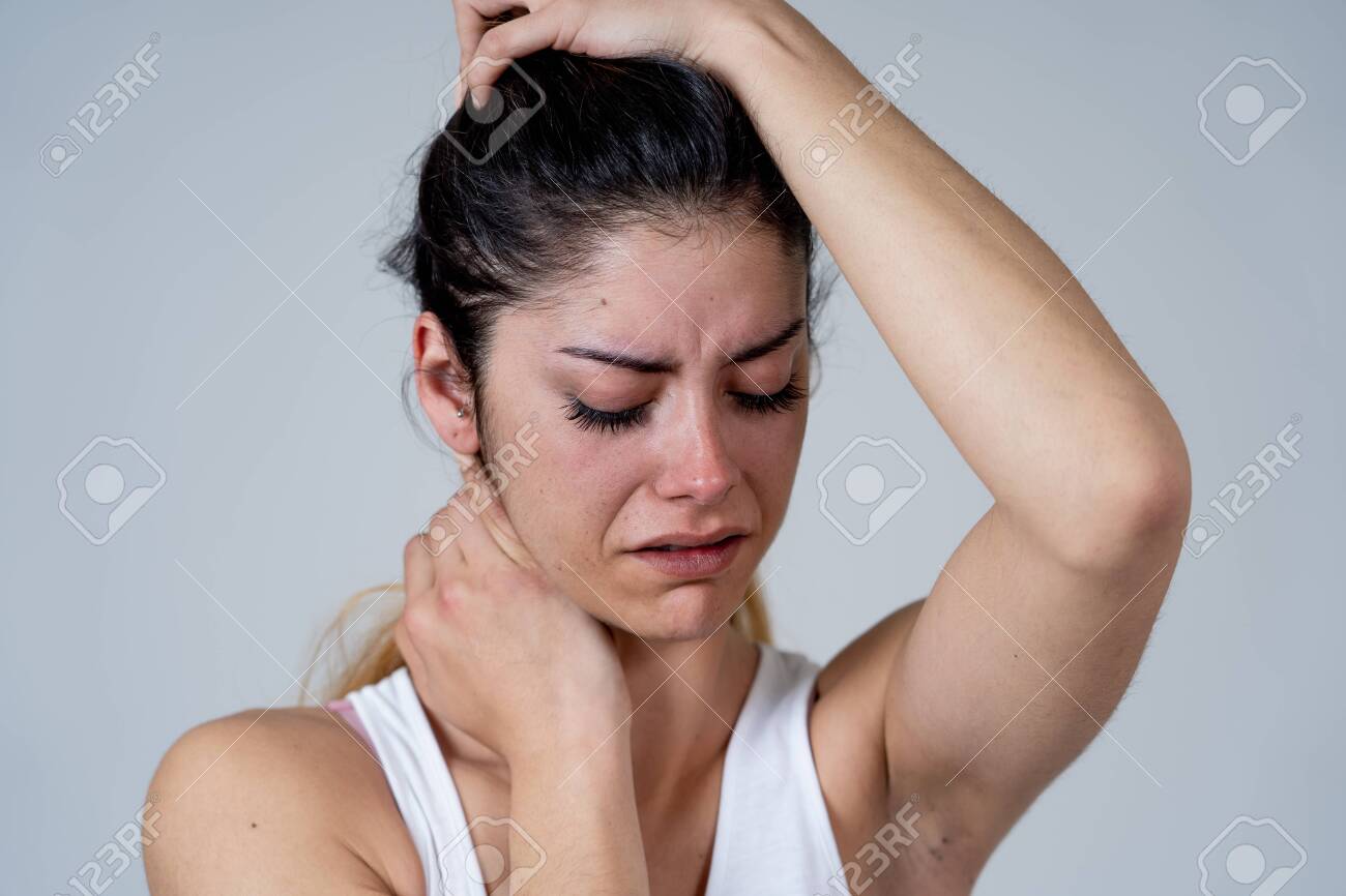 女　苦しむ　表情 