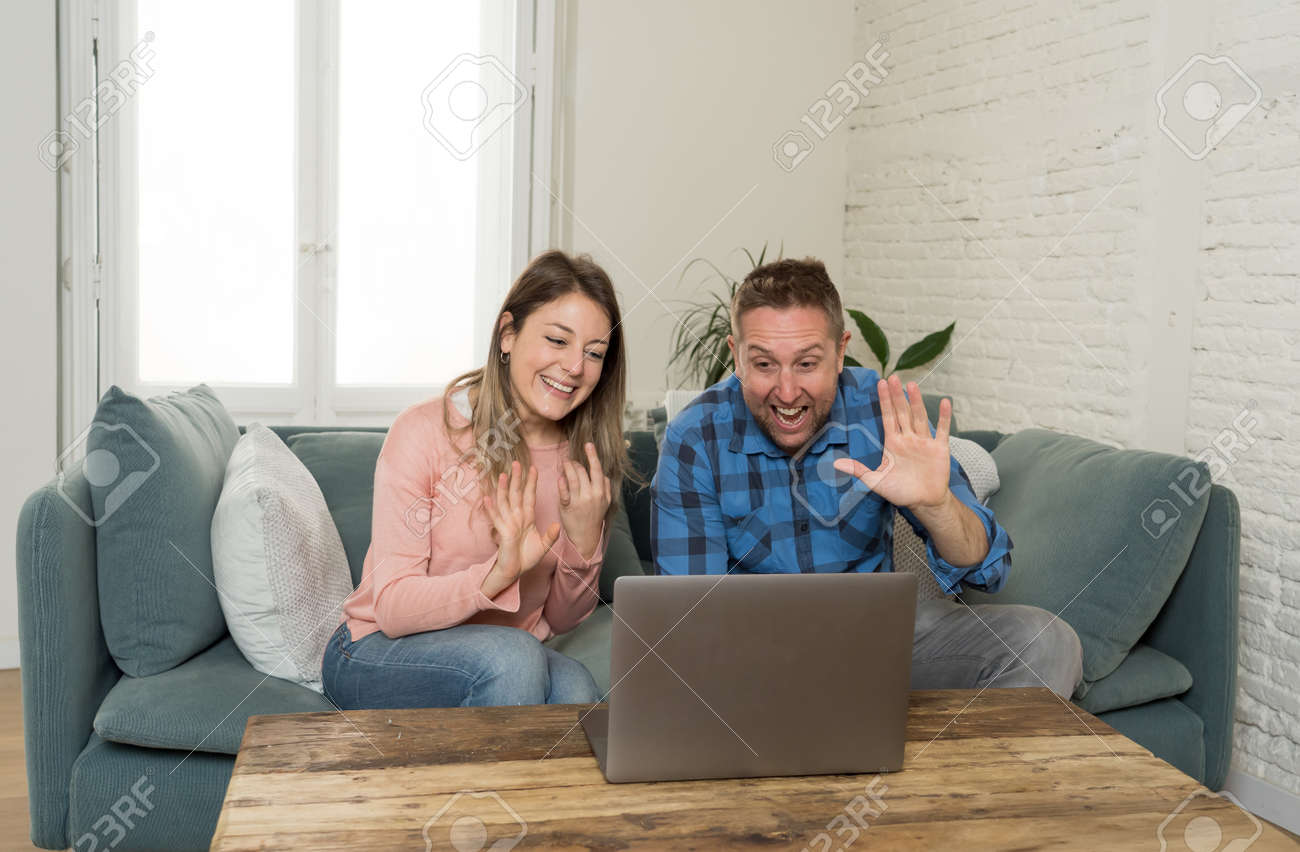 ライブチャット　カップル ラップトップを使用して友人や家族に電話をかける幸せなカップルのビデオの自宅での生活の画像。ビデオ会議またはライブ ストリーム仮想イベントでの男性と女性のオンラインチャット。ニューノーマルでのテクノロジーの使用。の写真素材・画像素材 Image 166675996