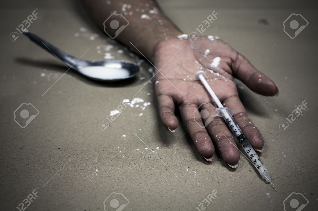 アジア女性薬物常習者手 床に手で注射器を麻酔薬の過剰摂取します の写真素材 画像素材 Image