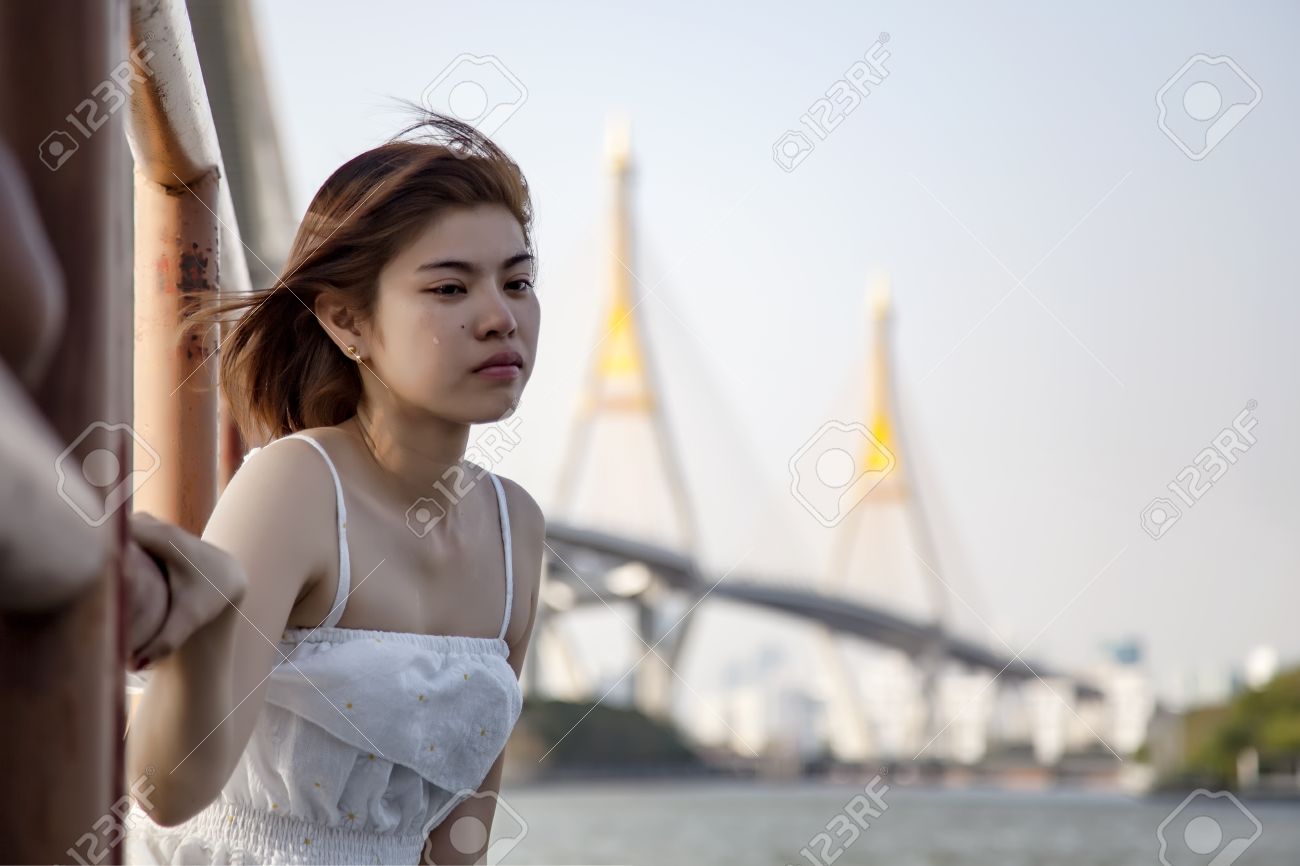 泣いて失恋女性と彼女の目等と彼氏 ぼやけた街背景と川の近くの桟橋での戦いの後からの関係と愛の問題 苦しみから来る涙 の写真素材 画像素材 Image 泣いて失恋女性と彼女の目等と彼氏 ぼやけた街背景と川の近くの桟橋での戦いの後からの関係と愛の問題 苦しみから来る涙 の写真素材 画像素材 Image