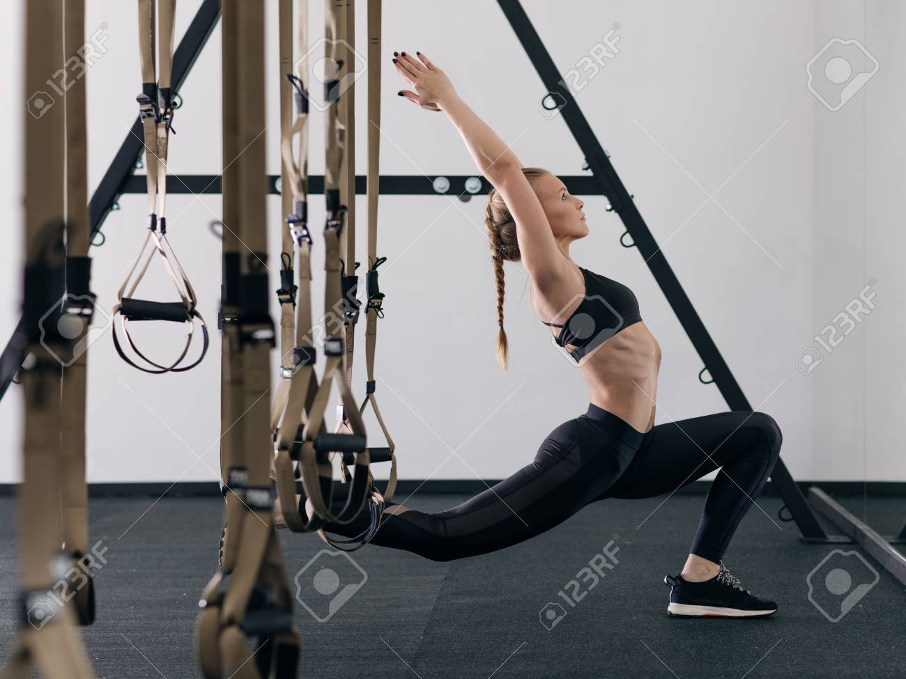 스포티 한 여자 TRX 운동 체육관에서 하 고 로열티 무료 사진, 그림, 이미지 그리고 스톡포토그래피. Image 87753087