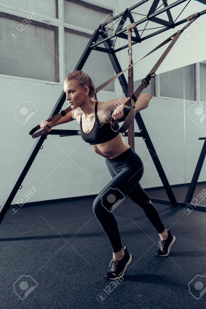 체육관에서 TRX 운동을 하 고 스포티 한 여자 로열티 무료 사진, 그림, 이미지 그리고 스톡포토그래피. Image 87753119