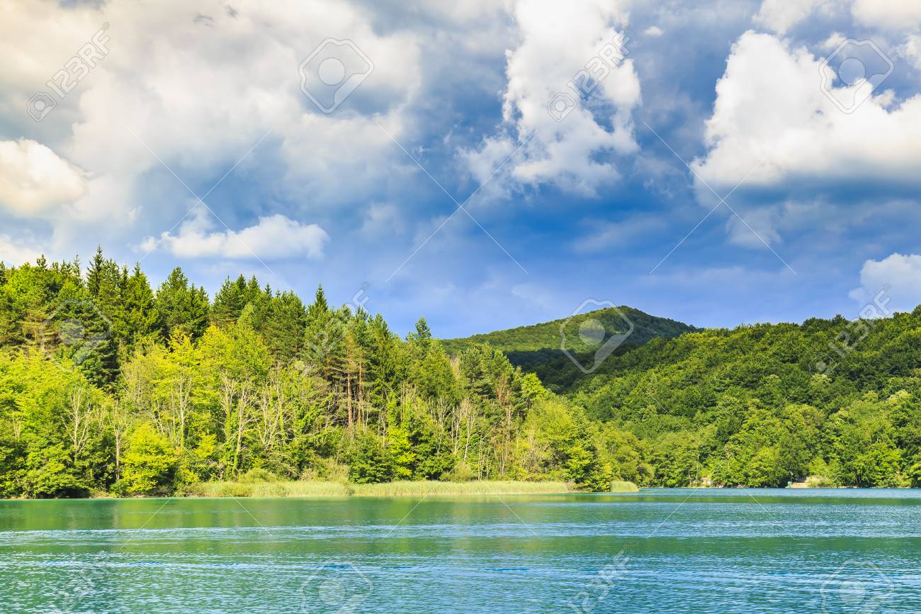 Paisagem Com Montanhas Em Um Dia Ensolarado De Verao Com Arvores Verdes E Ceu Azul E Agua Lagos De Plitvice Croacia Fotos Retratos Imagenes Y Fotografia De Archivo Libres De Derecho Image