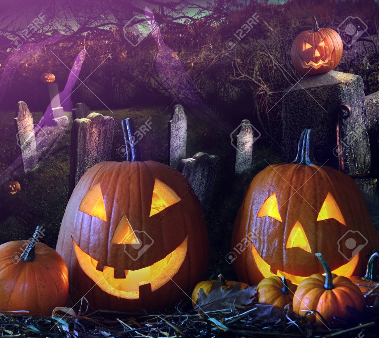 墓場のハロウィーンのカボチャが明るい の写真素材 画像素材 Image