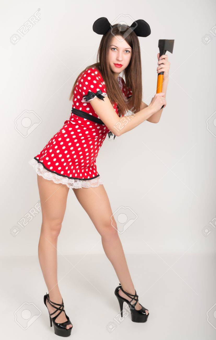 Busty Belle Jeune Fille Dans Une Robe Courte À Pois, Hache Dans Une Main.  Banque DImages et Photos Libres De Droits. Image 51943306