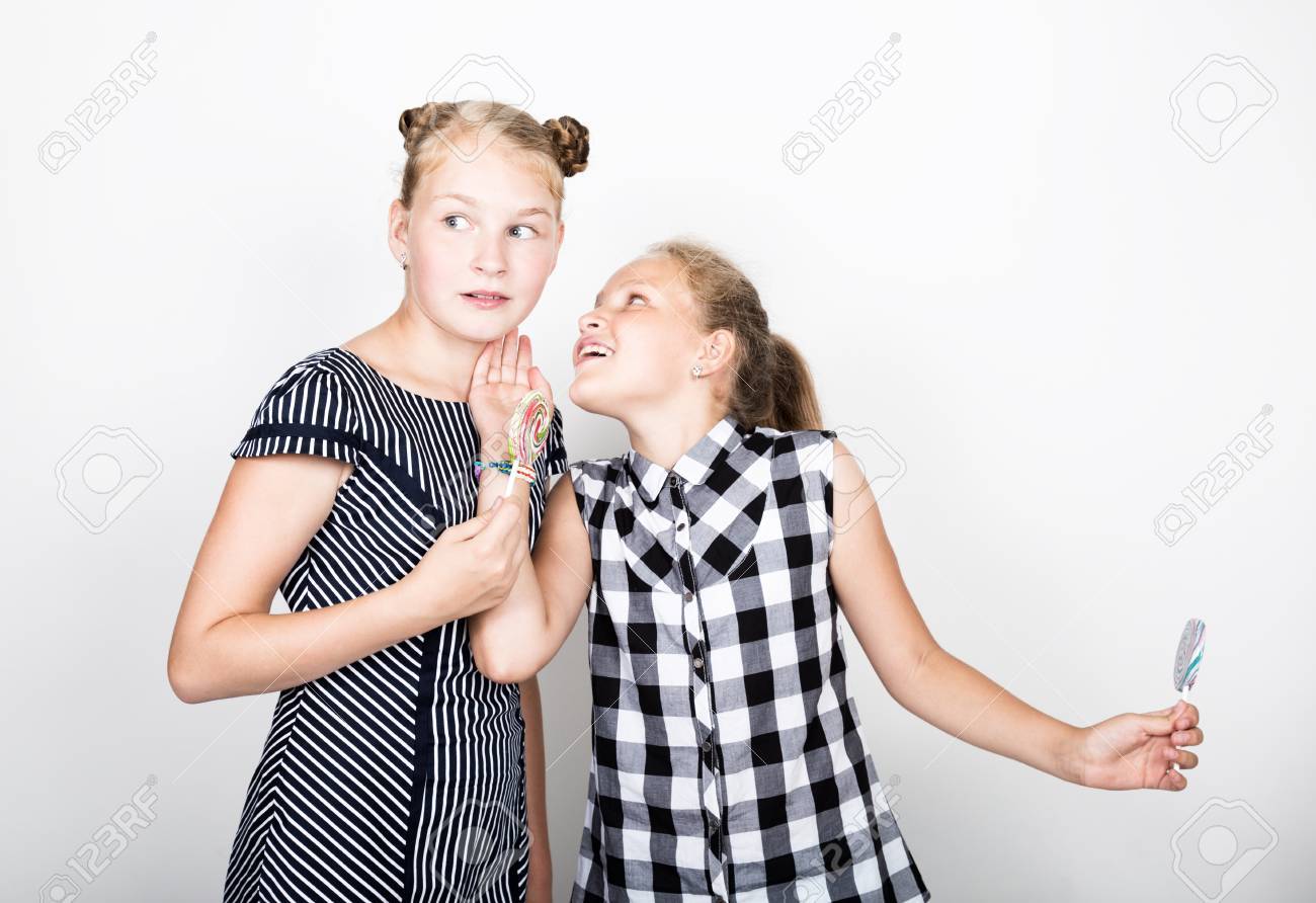 2 かわいい小さなガール フレンド食べて明るいロリポップ 面白い子供たち 最高の友達を甘やかすし ポーズします それらの 1 つは耳の中の秘密をささやきます の写真素材 画像素材 Image 2 かわいい小さなガール フレンド食べて明るいロリポップ 面白い子供たち 最高の友達を甘やかすし ポーズします それらの 1 つは耳の中の秘密をささやきます の写真素材 画像素材 Image