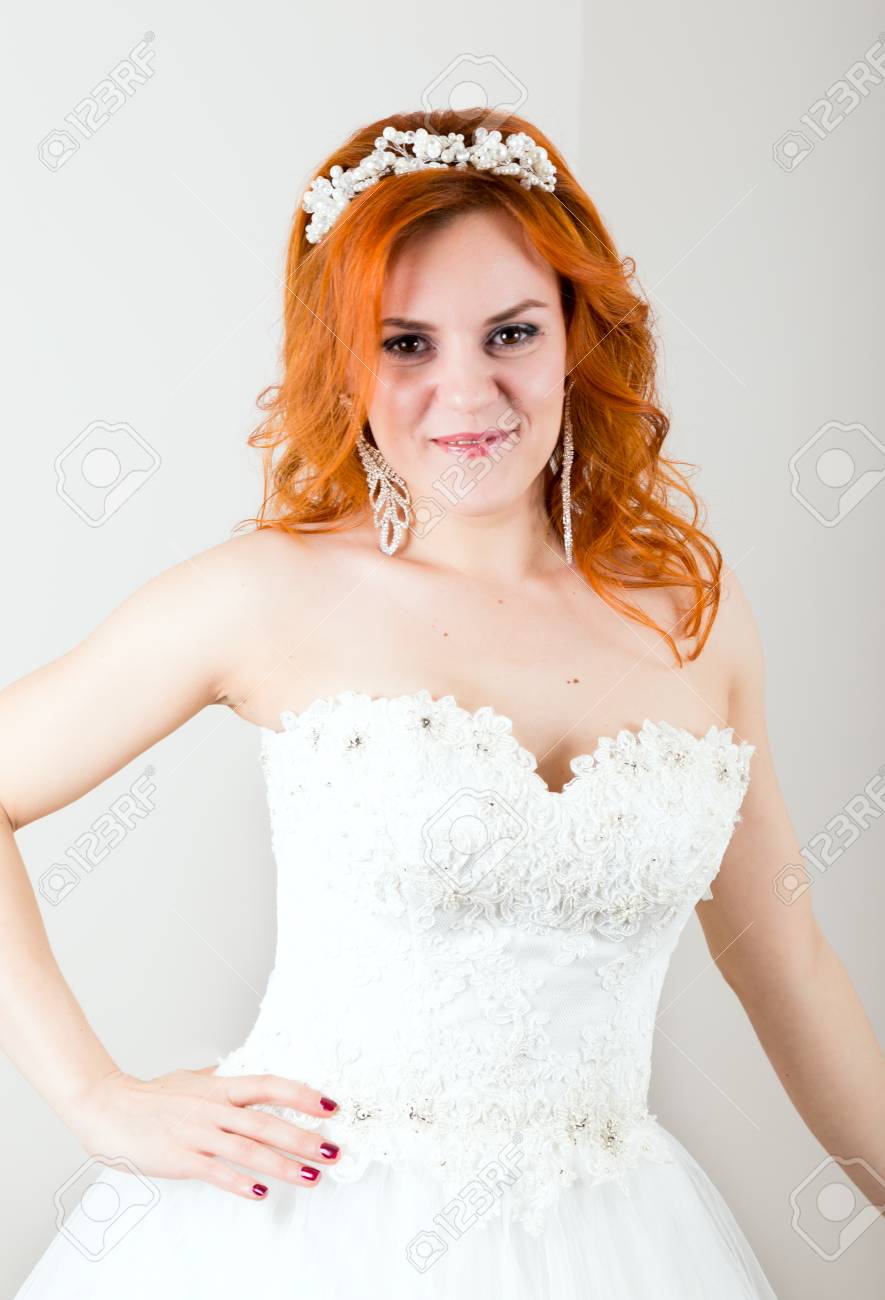 赤髪の花嫁ウェディング ドレス 明るい異常な外観 美しい結婚式のヘアスタイルとメイク の写真素材 画像素材 Image
