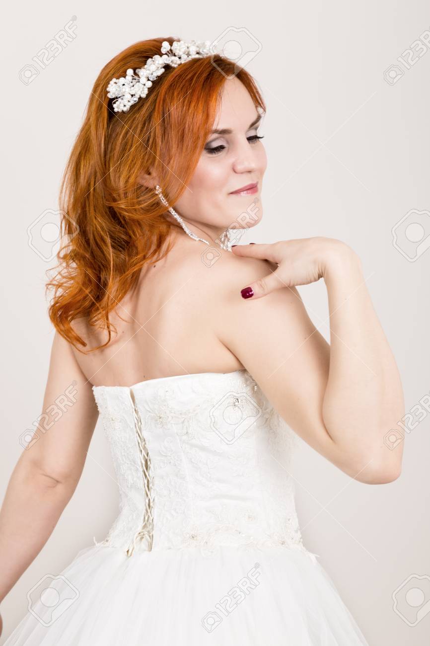 赤髪の花嫁ウェディング ドレス 明るい異常な外観 美しい結婚式のヘアスタイルとメイク の写真素材 画像素材 Image
