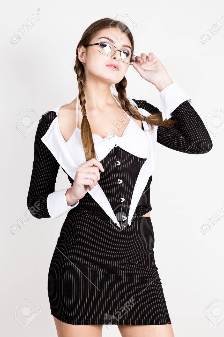 セクシーな秘書 メガネとピンストライプのスーツを着て美しいブルネット ビジネスの女性の肖像画 の写真素材 画像素材 Image