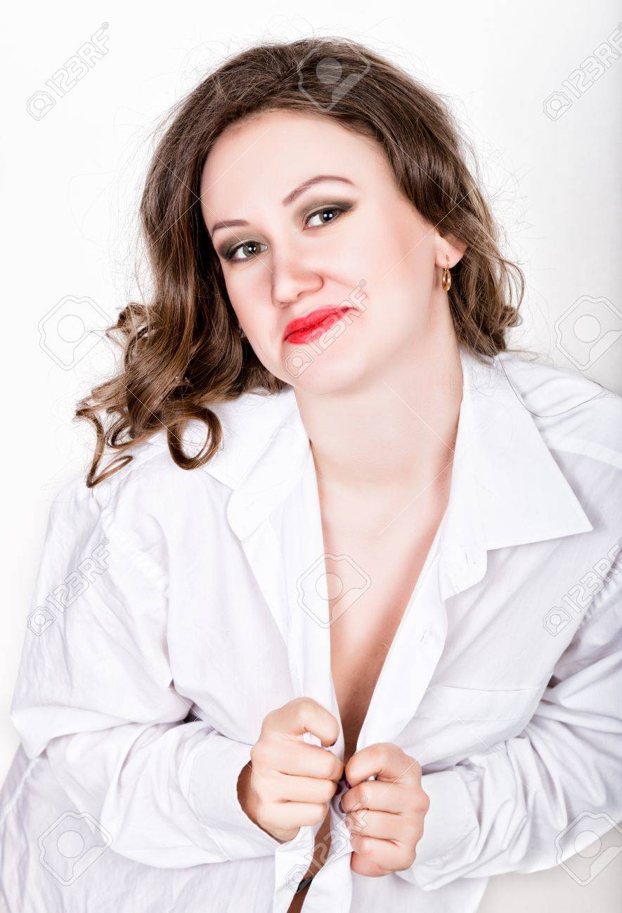 若い美しいブルネットの女性 魅力的な女の子に座ってマン白シャツ彼の裸の体の上 の写真素材 画像素材 Image