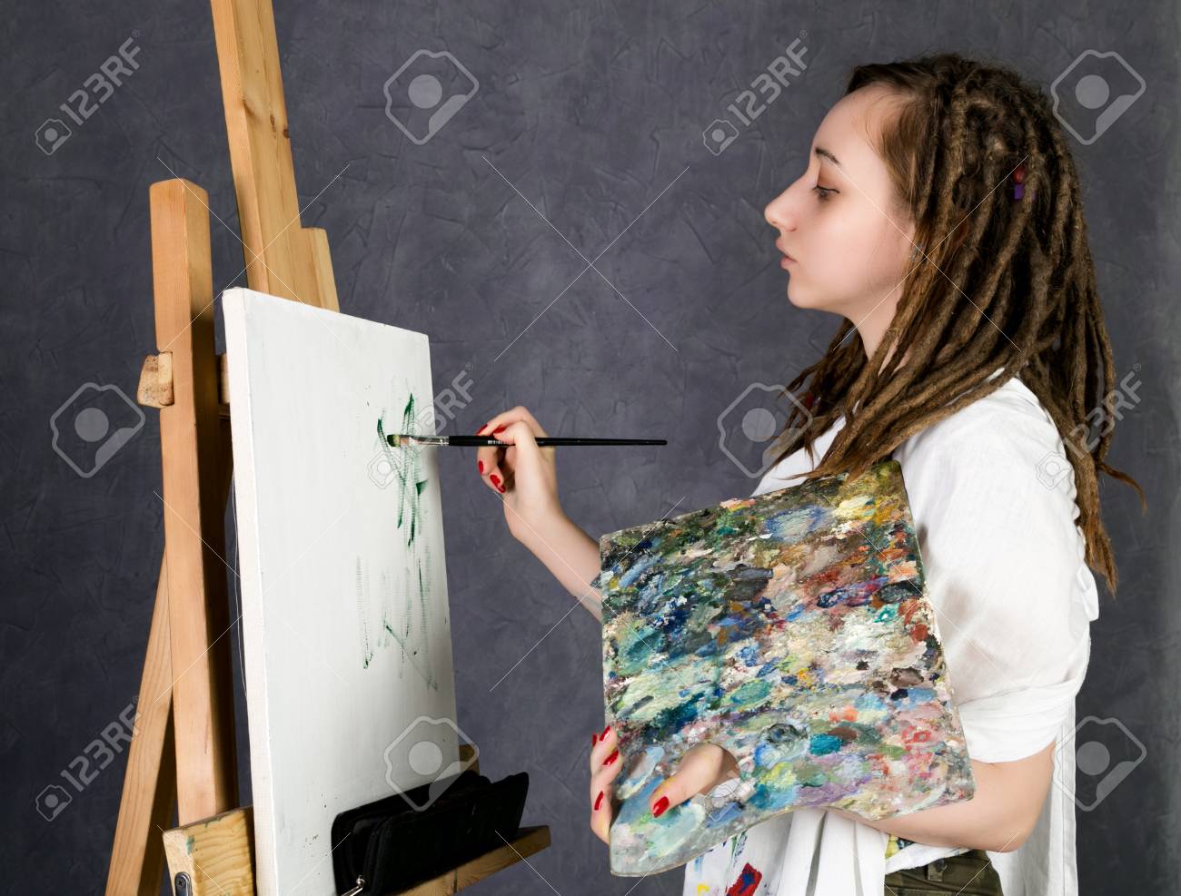 Artiste Peintre Pose A Cote D Un Chevalet Et Peint Sur Une Toile Depeint Une Reverie Banque D Images Et Photos Libres De Droits Image