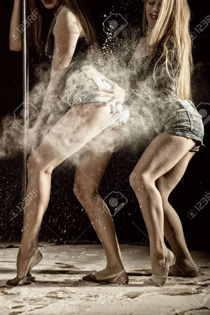 セクシーなお尻に小麦粉 ビーチ サンダルでスタジオでダンス 2 つの美しい表現力豊かな Dencer の写真素材 画像素材 Image セクシーなお尻に小麦粉 ビーチ サンダルでスタジオでダンス 2 つの美しい表現力豊かな Dencer の写真素材 画像素材 Image
