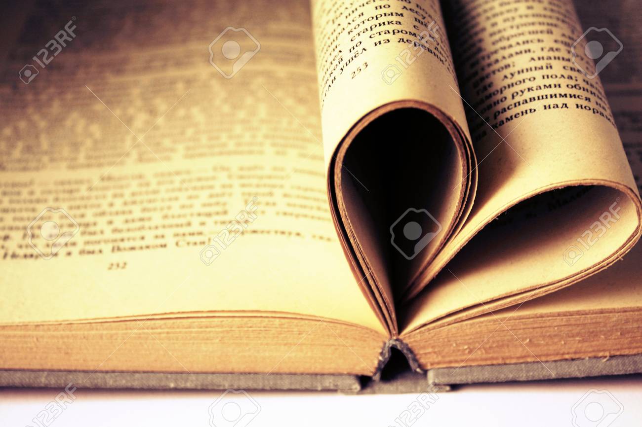 本のページからノスタルジックなヴィンテージレトロなセピアの田舎スタイルのハート形状 の写真素材 画像素材 Image